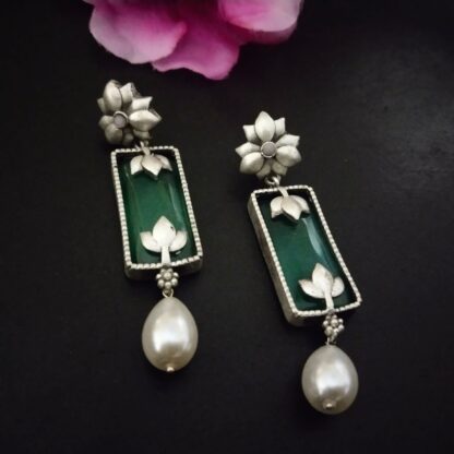 Green rectangle leaf studs