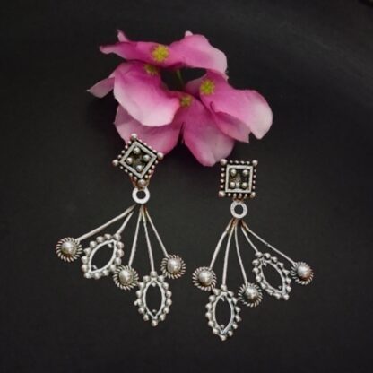 Dainty cutwork geometric  leaf - Image 2