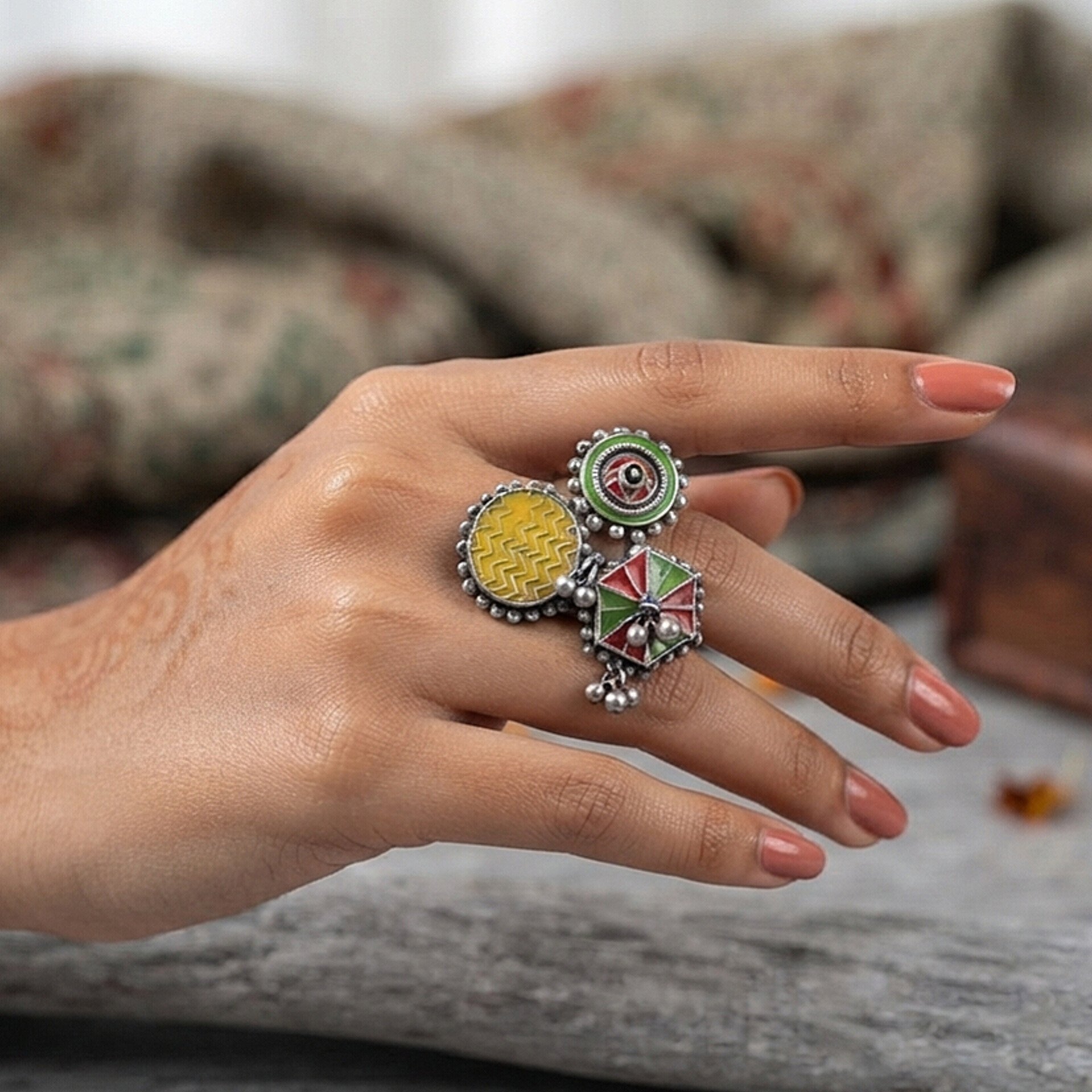 Colourful geometric ring
